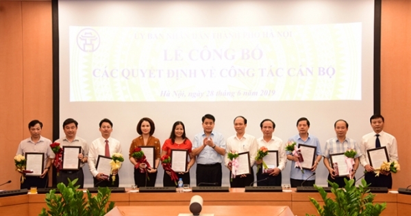 Hà Nội công bố 10 quyết định về công tác cán bộ