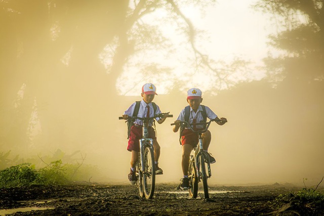 Bức “Đi học” chụp bởi @wahidhasyim (Indonesia)