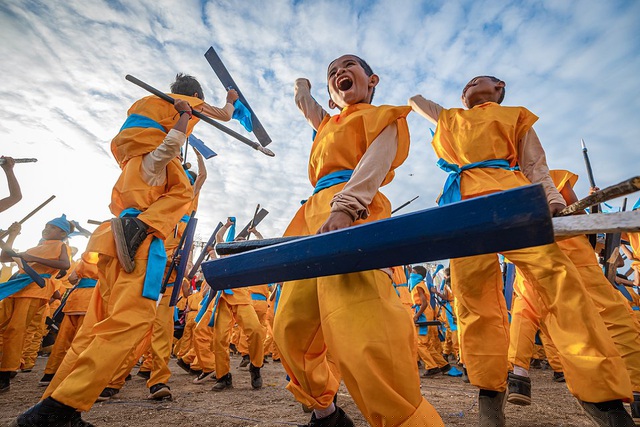 “Niềm vui của những vũ công nhí tham gia lễ hội” chụp bởi @rustamawat (Indonesia)