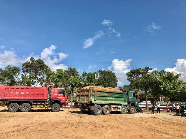 Tại thời điểm kiểm tra, phát hiện 02 xe tải mang biển kiểm soát 72C-00318 và 72C-12640 đang thực hiện hành vi đổ đất san lấp trái phép. (Ảnh: Báo BRVT)