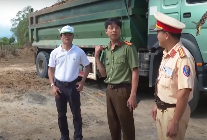 Ông Vũ Hồng Thuấn - Phó chủ tịch UBND TP Vũng Tàu cùng các cán bộ có mặt tại hiện trường đẻ xử lý vụ việc. (Ảnh: Đài Phát thanh Truyền hình BRVT)