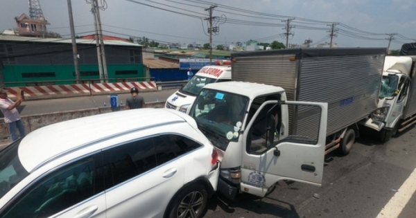 Tai nạn liên hoàn trên QL1, hàng chục xe ô tô dính chặt vào nhau