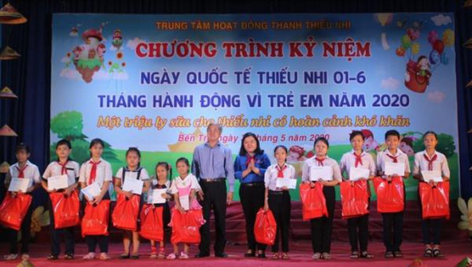 Chương trình trao quà cho các em thiếu nhi, ảnh: Phạm Lộc