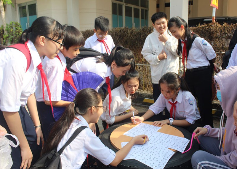 Các em thiếu nhi cùng nhau tham gia các trò chơi. Ảnh: Phạm Lộc