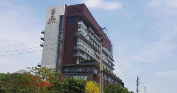 Nhân viên khách sạn bất ngờ rơi từ tầng 9 sau khi xin thôi việc