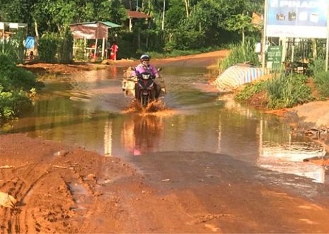 Do ao nước quá lớn và sâu khiến không ít người dân khốn đốn khi lưu thông qua đoạn đường này.