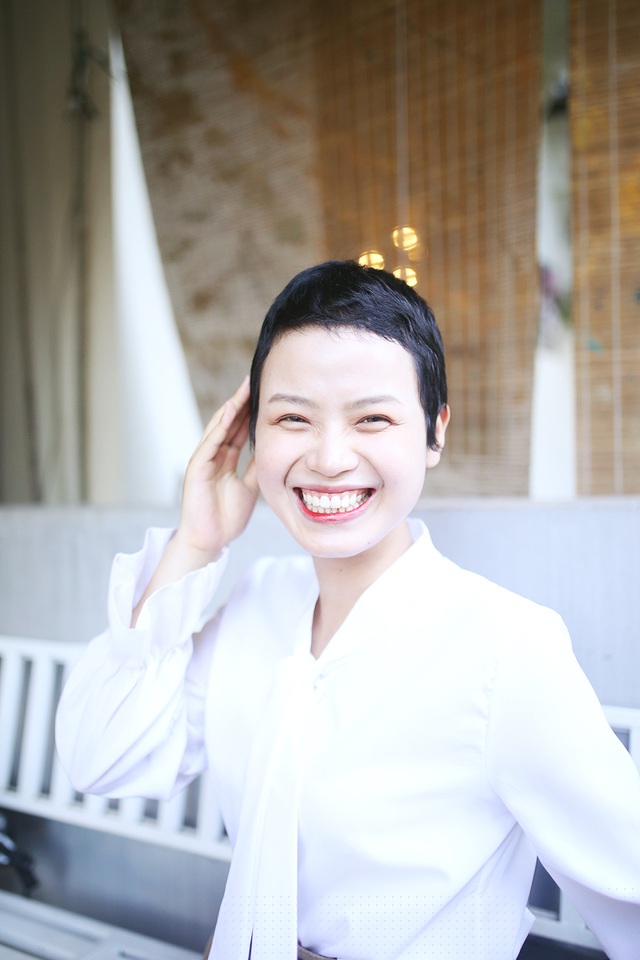 Từ đó đến nay, Thủy Tiên tập trung điều trị, dưỡng bệnh theo hướng dẫn của bác sĩ. Sức khỏe của cô có nhiều tiến triển, dễ thấy nhất là mái tóc đã mọc trở lại và gương mặt tươi tắn, nụ cười rạng rỡ hơn.