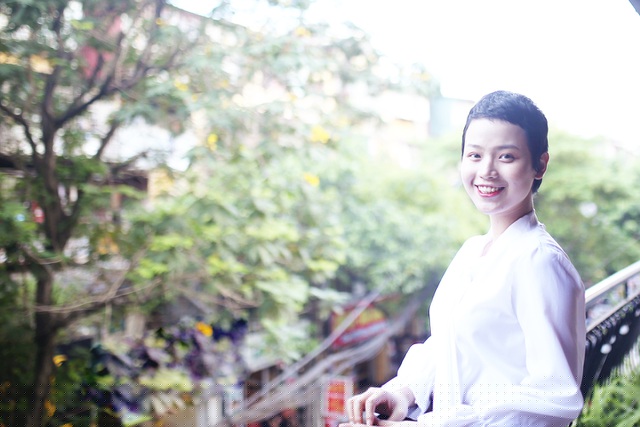 Sau nhiều tháng phải cạo trọc đầu vì truyền hóa chất, Thủy Tiên đang làm quen với kiểu tóc tém tinh nghịch, tươi trẻ. Cô cho rằng kiểu tóc ngắn mới lạ này không khiến cho mình mất đi sự nữ tính, mà còn làm nổi bật lên hình tượng nữ sinh thế hệ mới hiện đại, năng động.