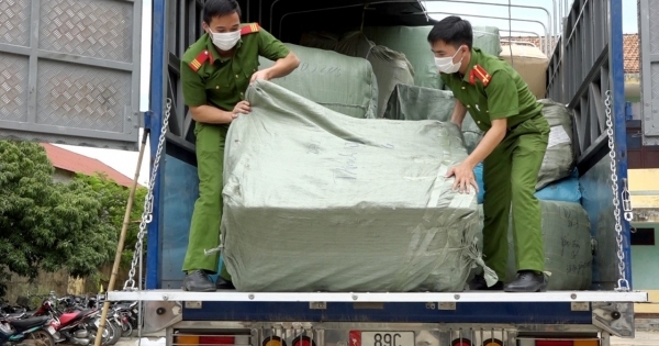 Quảng Bình: Bắt số lượng hàng "lậu" khủng khi đang trên đường đi tiêu thụ