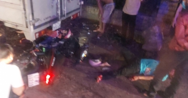 Bình Dương: Xe máy lao vào đuôi xe tải, 3 thanh niên nguy kịch