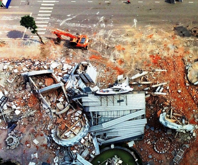 Công viên sau khi bị phá hủy