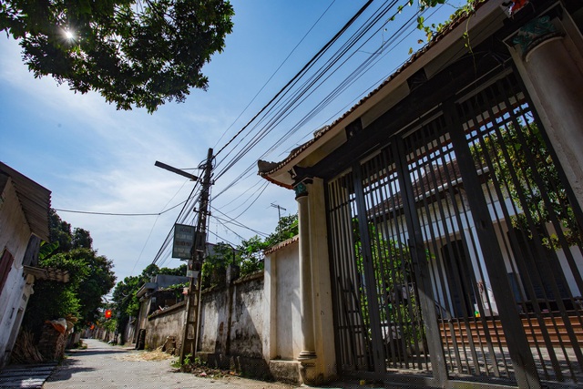 Vào đầu thế 20, làng Cựu đã phải chứng kiến một trận đại hỏa hoạn, thiêu rụi tới 1 nửa làng. Người làng Cựu phải bươn chải ra các đô thị lớn để kiếm sống. Từ đây, với bàn tay tài hoa, người làng Cựu đã trở thành những thợ may “đệ nhất Hà thành”.