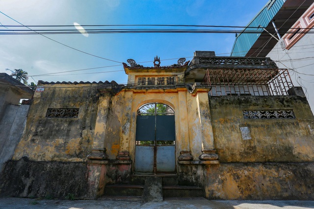 Ông Nguyễn Quang Huy, vị trưởng thôn trẻ nhất trong lịch sử làng Cựu tự hào: “Trong những năm 1920 - 1940, nhờ giỏi may vá và học hỏi từ Pháp, người dân làng Cựu đã trở nên nổi tiếng khắp miền Bắc nhờ nghề may comple cho đàn ông và may đầm cho phụ nữ”. Trong đó, có những nhà may vang tiếng như Đức Lợi, Phúc Mỹ, Phúc Hưng...