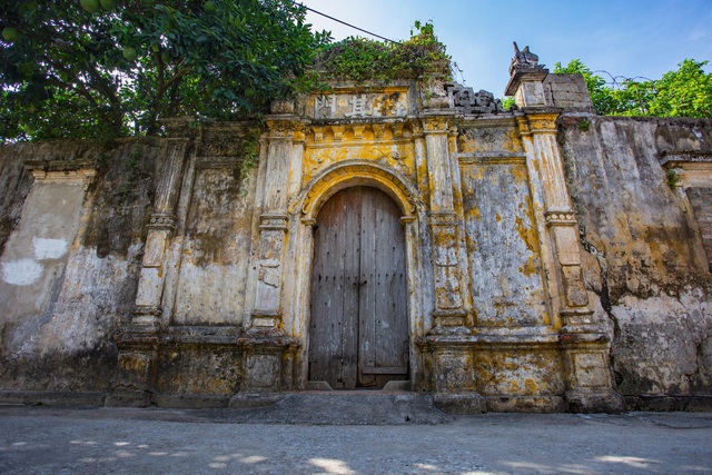 Vào thời điểm này, kiến trúc Pháp rất thịnh hành tại Hà Nội, nên khi về quê xây dựng nhà cửa, dân làng Cựu lựa chọn dựng nhà theo kiến trúc Pháp, kết hợp với các yếu tố truyền thống của Việt Nam.