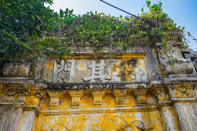 Đơn cử như ngôi nhà của ông Tứ, nằm ở cuối làng Cựu, cổng nhà được mô phỏng theo kiến trúc Pháp, nhưng vẫn có họa tiết hình rơi, chữ nho mang đậm chất Việt.