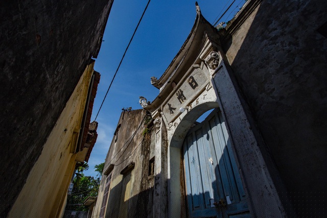 Trưởng thôn làng Cựu cho biết, một số nhà giàu có thì bỏ tiền thuê kiến trúc sư người Pháp, còn gia đình có tiềm lực tài chính yếu hơn thì học tập nhà khác để xây dựng theo.