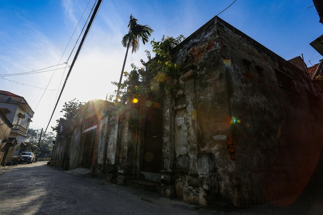 Vào thời điểm hưng thịnh nhất, làng Cựu được mệnh danh là “làng thợ may đệ nhất Hà Thành”. Nhờ tay nghề tài hoa, nhiều người trở nên giàu có, họ về quê xây dựng nhà cửa. 