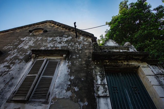 Trải qua bao thăng trầm của dòng chảy thời gian, ngày nay, làng Cựu vẫn còn giữ được khoảng 40 nóc nhà cổ, rêu phong, cổ kính được xây dựng từ 70 - 80 năm trước.