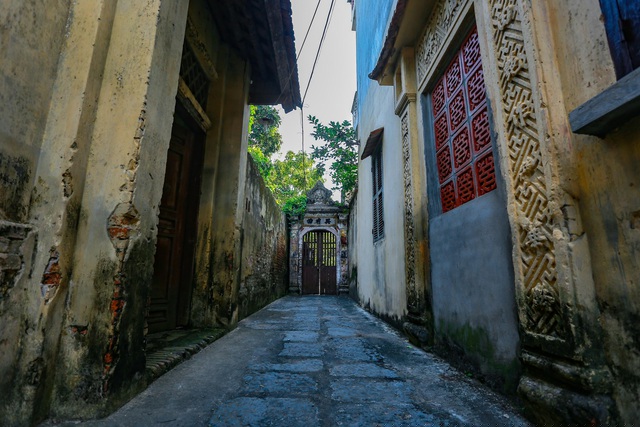 Bà Nguyễn Thị Sinh (75 tuổi), một người dân tại làng Cựu giải thích, trước đây, để tiện cho công việc làm may, nhiều người làng Cựu đã mua nhà trên phố Hàng Đào, Hàng Ngang, Hàng Bột và Hàng Trống.