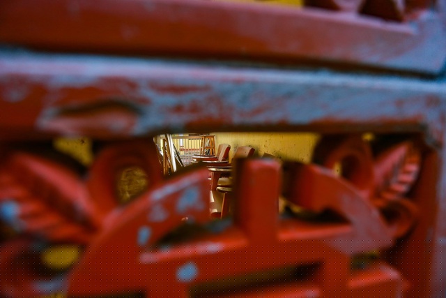 Thi thoảng, chủ hộ mới trở về nguồn cội để sửa sang lại nhà cửa.