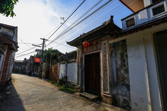 Về tới làng Cựu, bất kỳ du khách nào cũng cảm thấy thật bình dị, vắng lặng với những con đường làng, ngõ nhỏ chạy quanh co, uốn lượn được lát đá xanh, gạch đỏ.