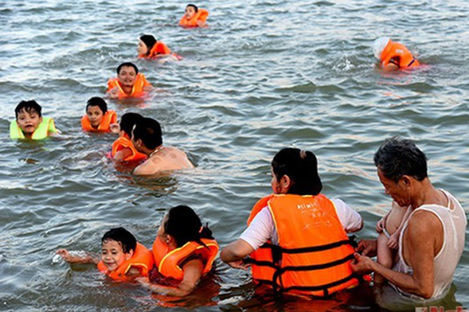 Bãi tắm thu hút cả trẻ em lẫn người lớn.