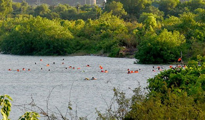 Là địa chỉ giải nhiệt miễn phí trong những ngày hè oi bức nhưng bãi tắm này cũng tiềm ẩn nhiều rủi ro.