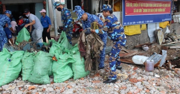 Bộ Tư lệnh Vùng Cảnh sát biển 4 kết hợp thực hiện nhiệm vụ huấn luyện trên biển với công tác dân vận