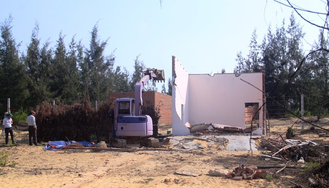 Các trường hợp lấn chiếm, xây dựng nhà trái phép ở Khu kinh tế Nhơn Hội.