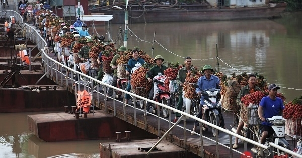 Đoàn xe máy chở hàng tạ vải nặng trĩu vượt cầu phao "tử thần" ở Bắc Giang