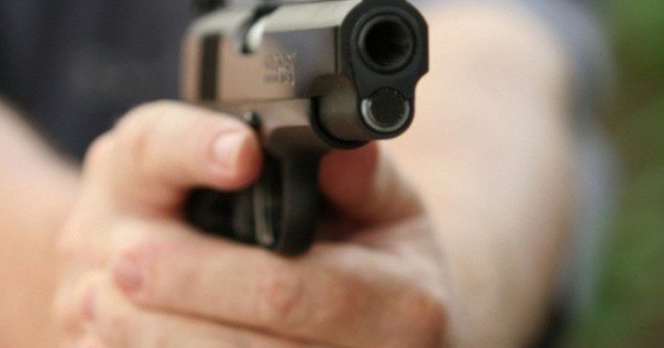 Một cán bộ công an phường nổ súng bắn người tại quán nhậu