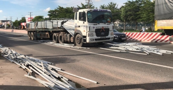 Bình Dương: Hàng ngàn thanh sắt bắt ngờ rơi xuống đường, nhiều người hoảng sợ