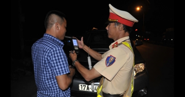 Nể khách uống 1 chén rượu, lái xe bị tước GPLX gần 1 năm