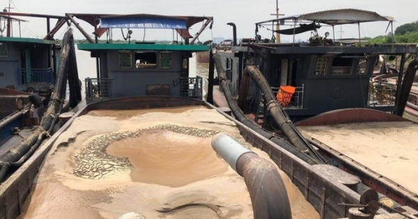 Hà Nội: Liên tiếp phát hiện tàu khai thác cát trái phép trên sông Hồng