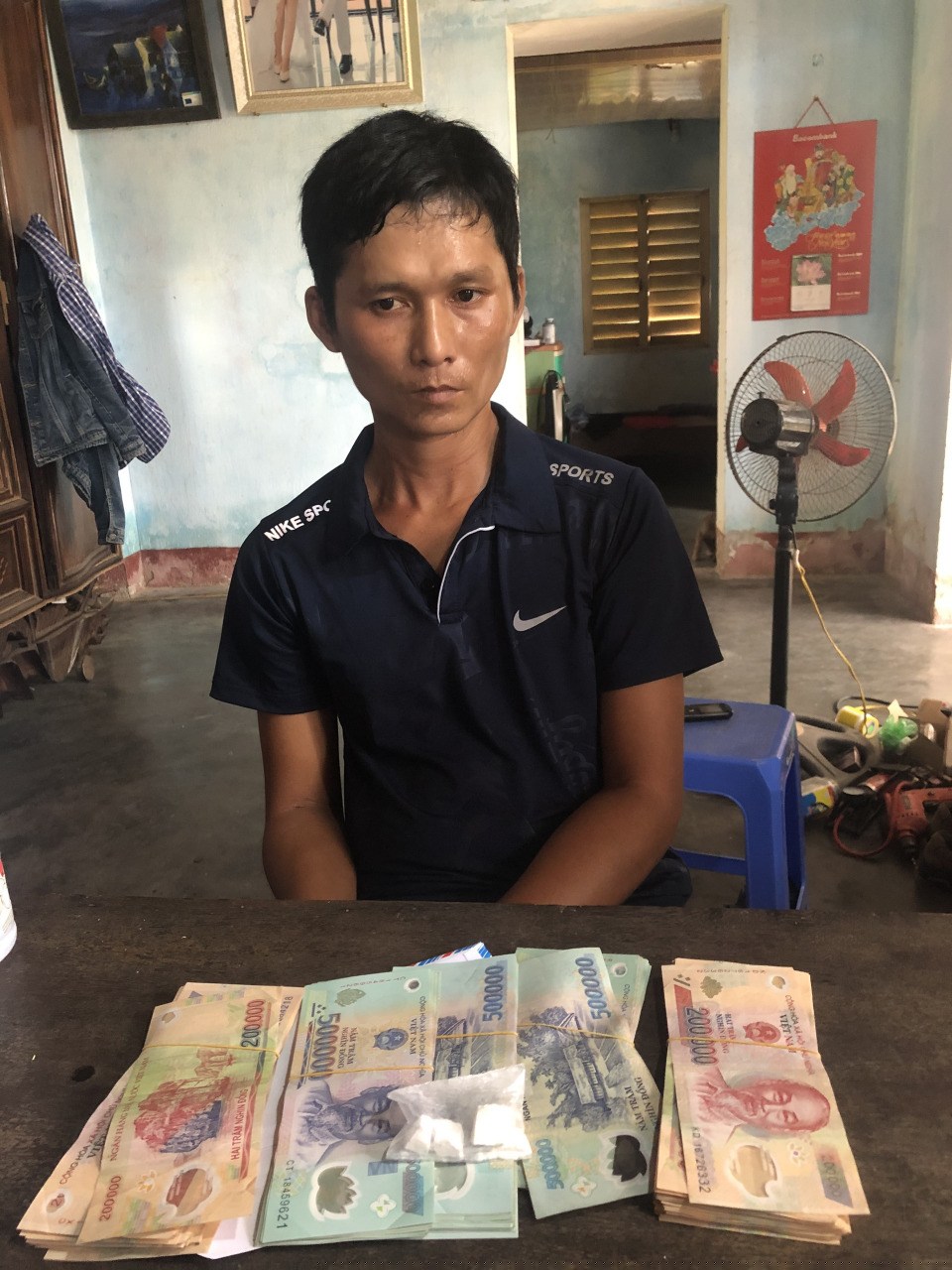 Đối tượng Phạm Huyền Vũ cùng tang vật vụ án