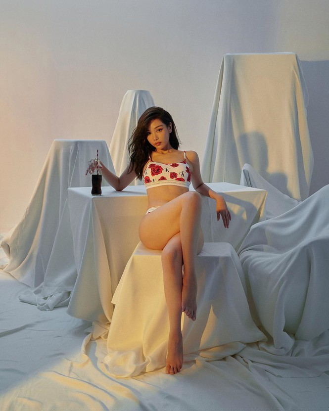 Nữ ca sĩ ‘Ghen Cô Vy’ tung ảnh nội y còn ‘thả rông’, khoe đường cong sexy - ảnh 3