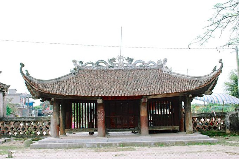 Mái tam quan chùa không nằm chính giữa mà chếch hướng Đông.