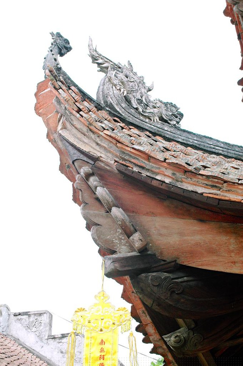 Mái vẩy gác chuông cổ với những nét chạm khắc tinh xảo mang nét văn hóa thuần Việt.