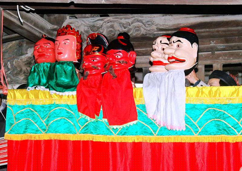 Màn trình diễn múa rối nước đầu gỗ trong lễ hội chùa Đại Bi.