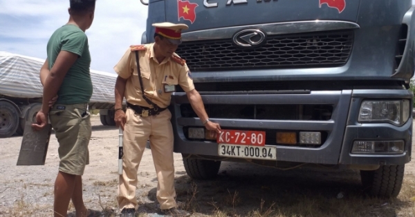 Thanh Hoá: Bắt giữ xe tải đeo biển giả quân đội để chở hàng vượt tải trọng