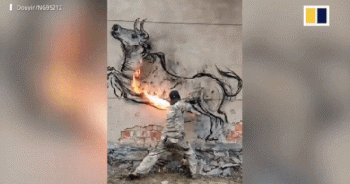 [Clip]: Choáng ngợp trước khả năng vẽ tranh tường bằng... than củi đang cháy