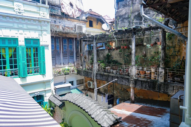 Quá trình mua ngôi nhà cổ này tương đối khó khăn vì có tới 4 chủ sở hữu, họ đều là con cháu trong gia đình của cựu đại gia Trương Trọng Vọng. Vì vậy, cô Hương phải mất khá nhiều thời gian để thuyết phục cả 4 chủ sở hữu nhượng lại nhà.