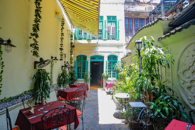 Sau khi mua lại toàn bộ diện tích ngôi nhà, chủ mới chỉ sửa chữa lại nội thất bên trong để gia đình tiện sinh hoạt.