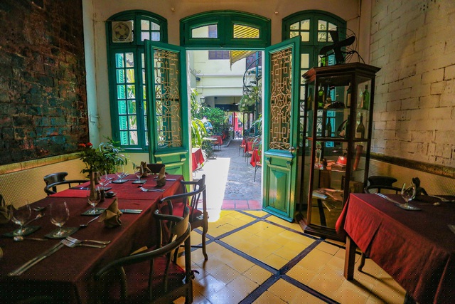 Về tổng thể, ngôi nhà cổ 48 Hàng Bè có dạng hình ống đặc trưng của Phố cổ Hà Nội, với mặt tiền hẹp và kéo dài vào bên trong.