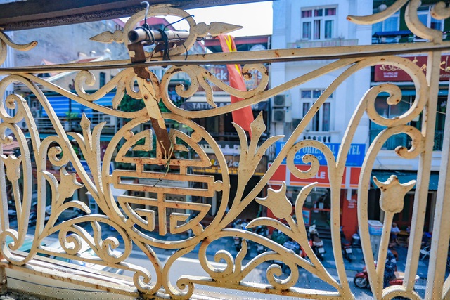 Mặc dù được người Pháp thiết kế, tuy nhiên ngôi nhà vẫn có nhiều họa tiết truyền thống của Việt Nam, ví dụ như chữ song hỷ ở ban công tầng 2.