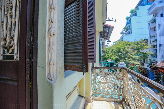 Toàn bộ công trình được chia làm 3 phần, bao gồm phần mặt tiền để kinh doanh, ở giữa là khu vực giếng trời giúp lấy ánh sáng tự nhiên vào nhà, và khu vực sinh hoạt ở bên trong cùng.