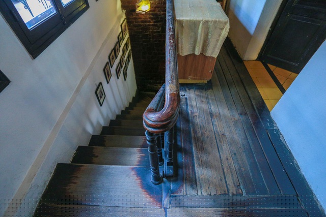 Ở khu vực mặt tiền và nhà ở có 2 tầng nối với nhau bằng cầu thang gỗ lim được sơn bóng.