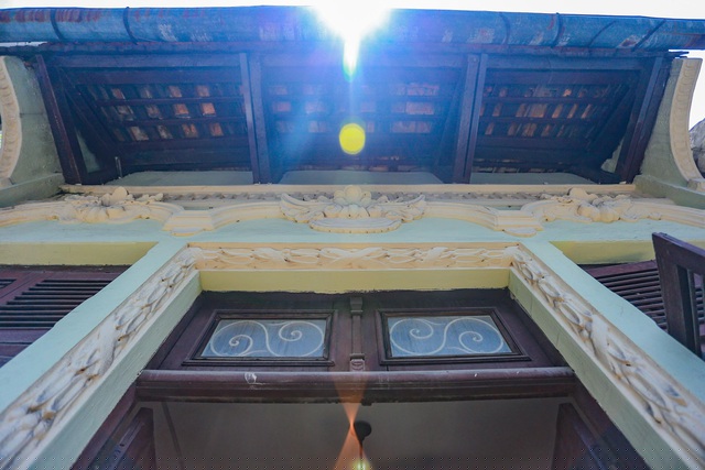 Phần mái cũng được dựng từ gỗ lim, tuy nhiên, sau gần 100 năm, nhiều hạng mục đã hư hỏng nặng.