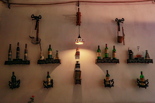 Chia sẻ với PV Dân trí, đại diện Ban quản lý Phố cổ Hà Nội cho biết, ngôi nhà cổ 48 Hàng Bè là một trong những công trình do người dân quản lý nhưng được bảo tồn tương đối tốt, và giữ nguyên được vẻ đẹp nguyên bản của kiến trúc xưa. 