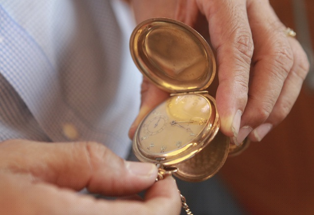 Đặc biệt, trong đó có chiếc đồng hồ quả quýt được làm từ chất liệu vàng ròng và chế tác thủ công nên có giá trị rất cao.